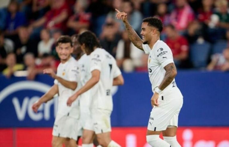 El Valencia muestra su mejor versión en El Sadar y duerme en puestos europeos