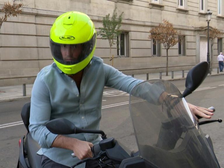 Íñigo Onieva recoge su moto de la vivienda que compartía con Tamara Falcó