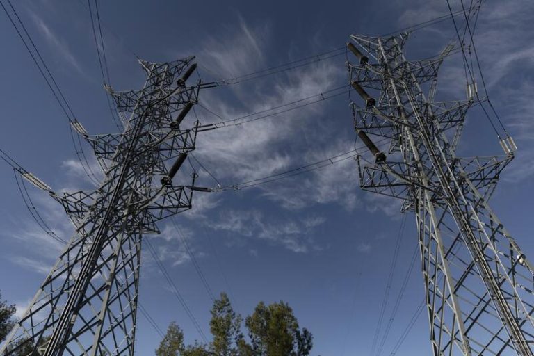 El precio de la luz subirá este lunes un 32,6% respecto al domingo, hasta los 152,61 euros/MWh