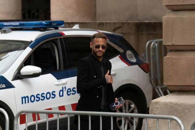 El interrogatorio a Neymar en su juicio por el fichaje para el Barça será este martes por la mañana