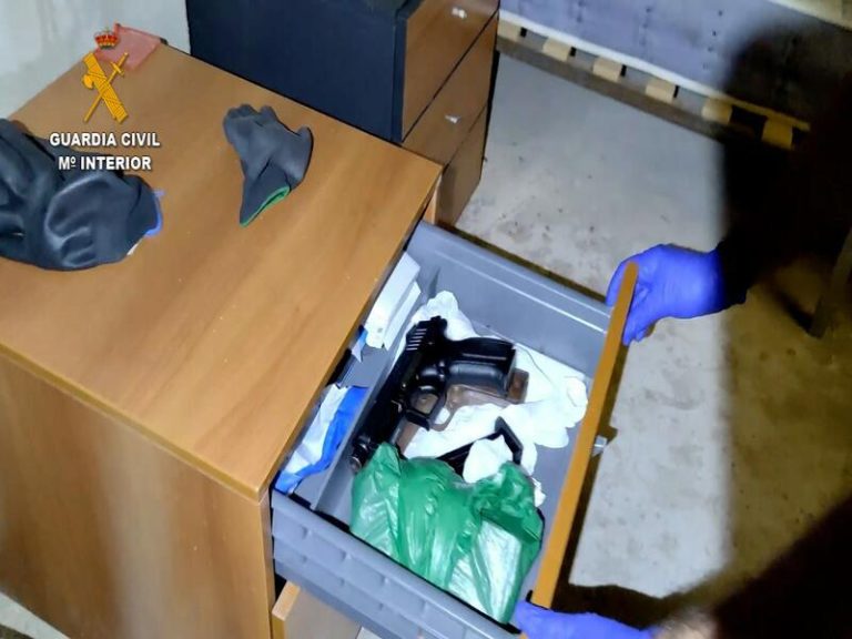 Localizada en Roquetas de Mar (Almería)la base logística de una red de narcotráfico con 30 vehículos y armas de fuego