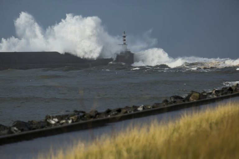 El viento, la lluvia y el oleaje pone hoy en riesgo al noroeste y los cielos estarán nubosos y suben las temperaturas