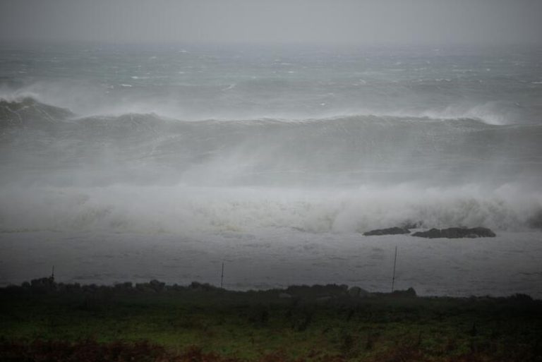 Viento, lluvia, niebla y olas ponen hoy en riesgo a ocho provincias