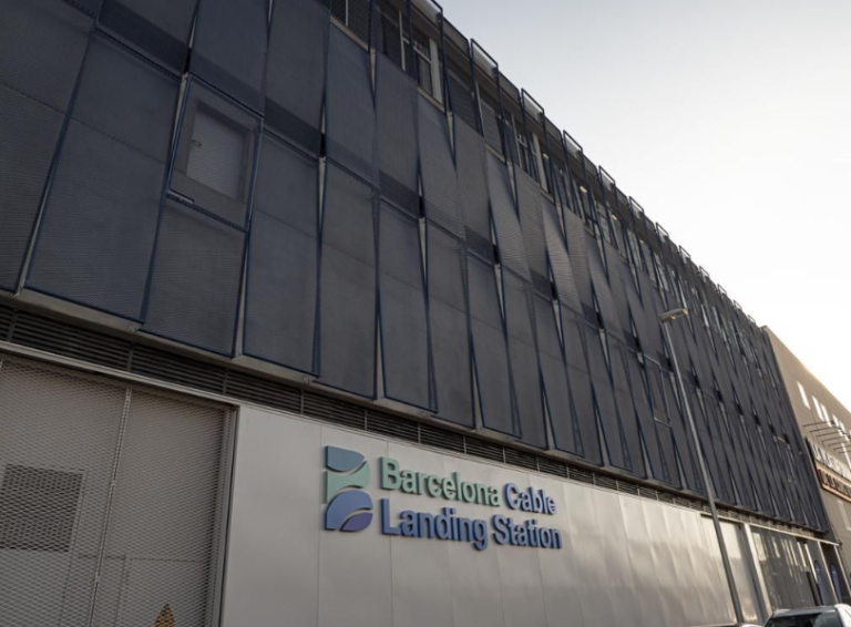 2Africa, el cable submarino de fibra óptica más largo jamás desplegado, aterriza en Barcelona