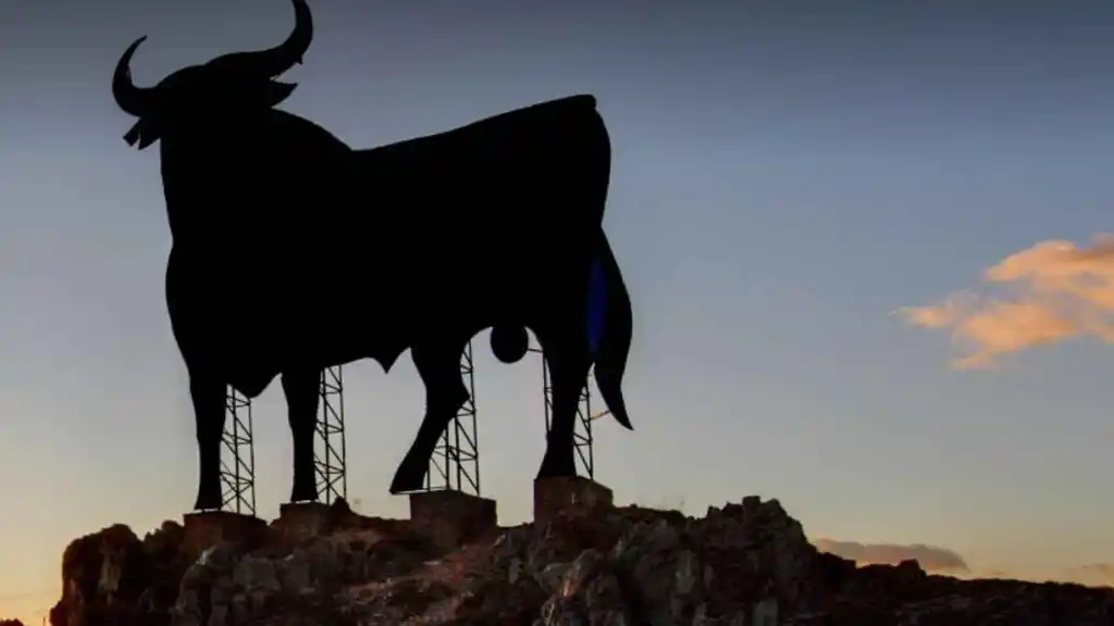 Cuál es el origen del mítico toro que ves en las carreteras de España