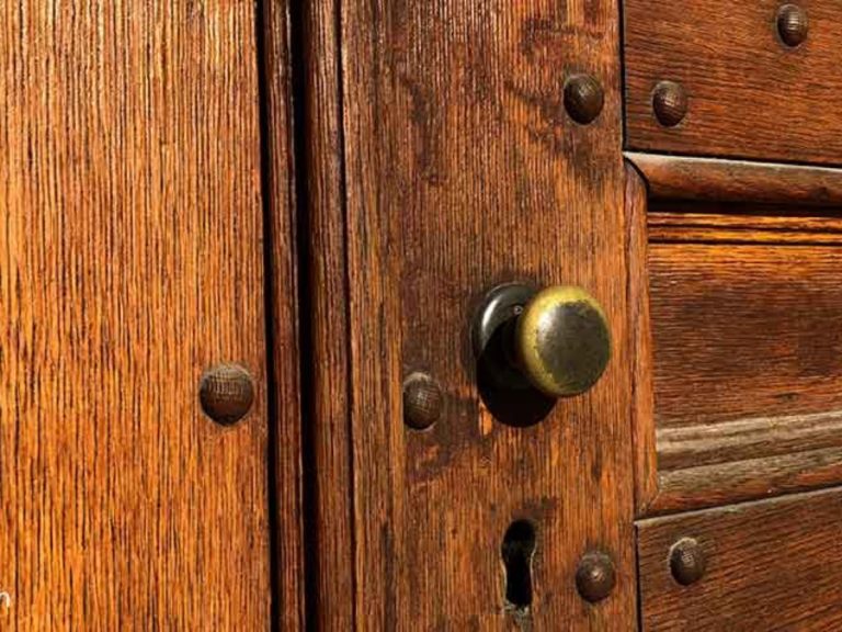 Así debes limpiar las puertas de madera para que no queden huellas