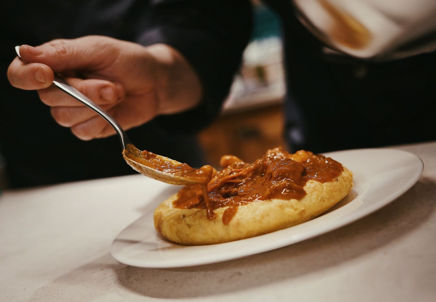 CADAQUES.Tortilla de patata con romescada de gambas