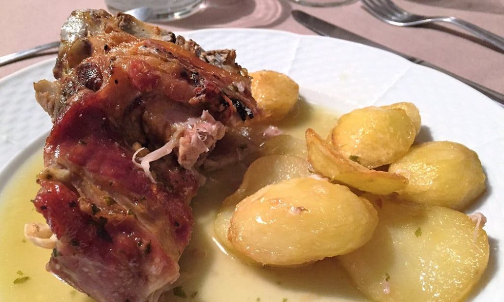 Cabrito lechal al horno: cómo prepararlo para que no se te queme o se seque
