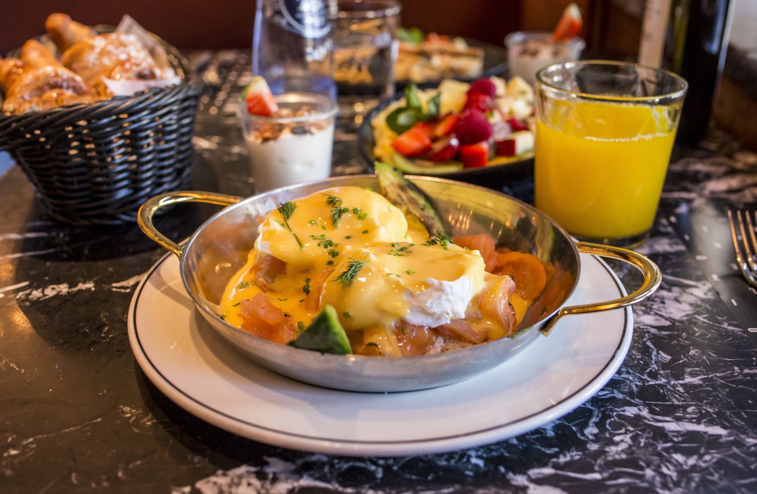 Cafe Comercial. Huevos benedictinos