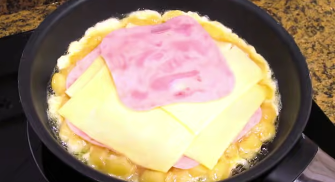 Tortilla de patatas con jamón york y queso: la mezcla perfecta entre los ingredientes