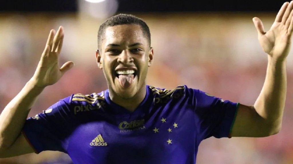 El futbolista que puede quitarle el puesto a Lewandowski en el Barcelona 64 El Barcelona apuesta por los jóvenes promesas