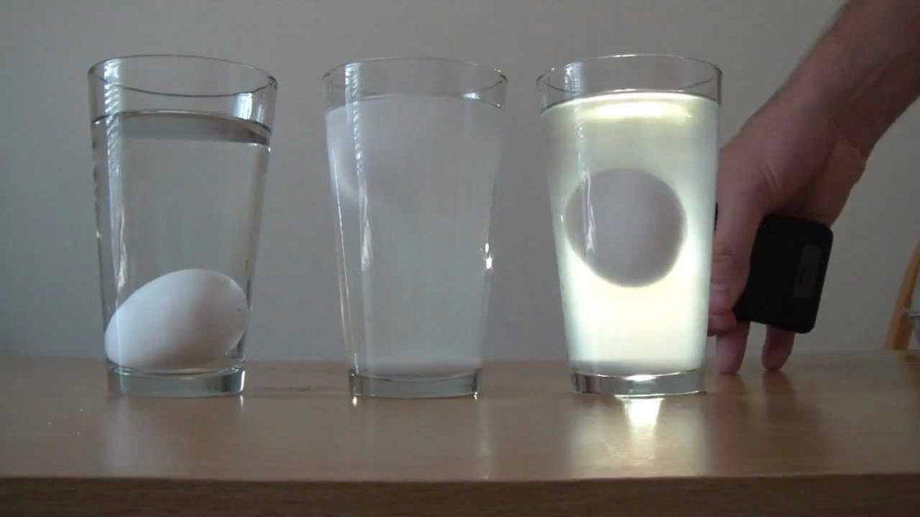 Por qué hay que guardar los huevos en el frigorífico 182 El famoso truco del huevo en el vaso de agua