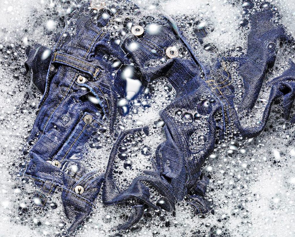 ¿Cuantas personas han visto el video de la experta recomendando no lavar los vaqueros? 