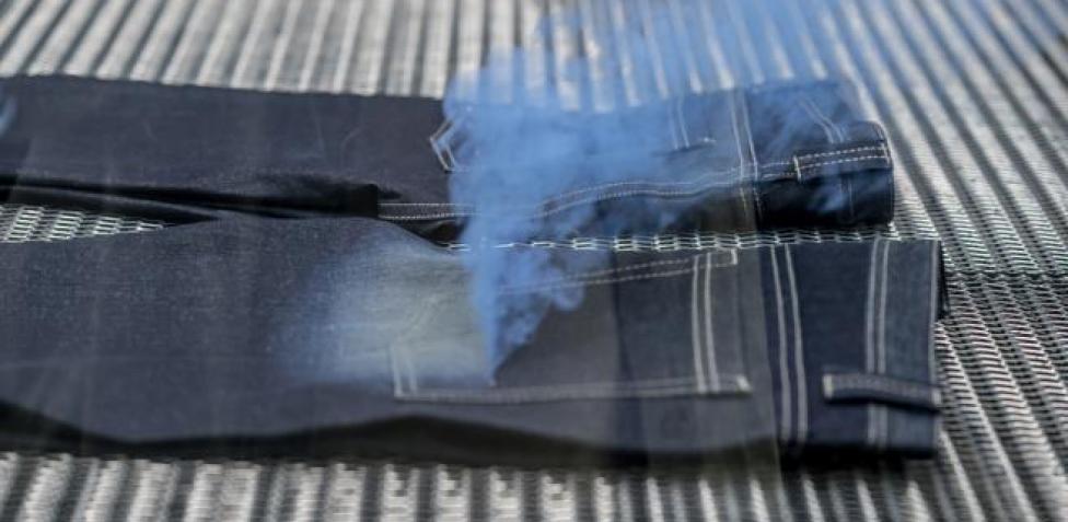 ¿Cuál es el método de la estilista para mantener los vaqueros limpios?