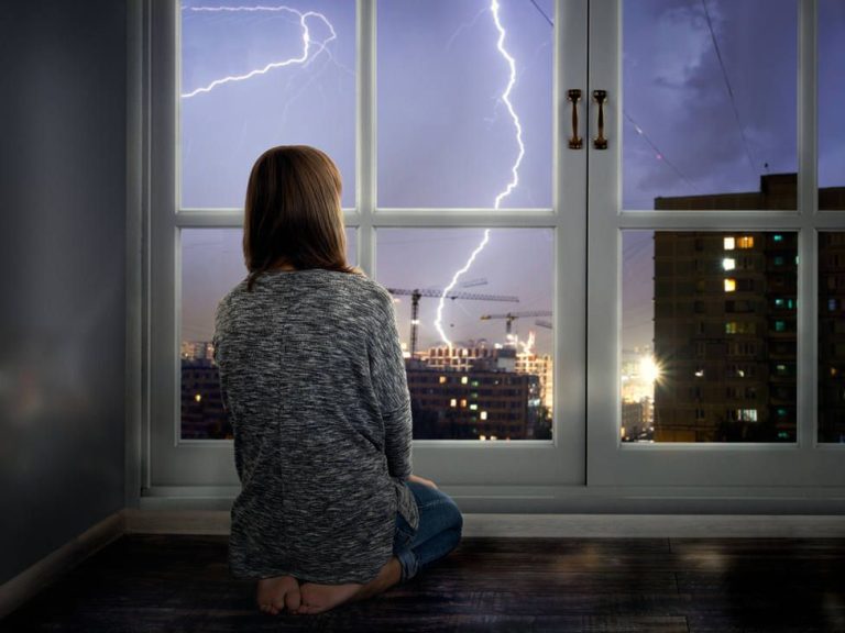 El motivo por el que no debes darte una ducha si hay tormenta