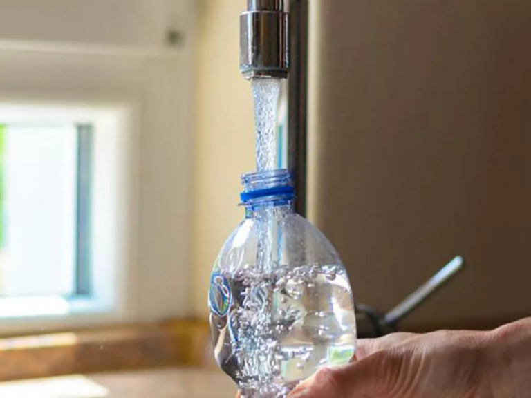 El motivo por el que no debes rellenar una botella de plástico