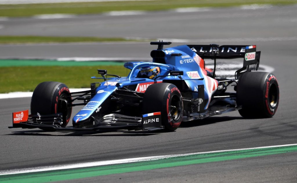 El motor le hace la vida imposible a Fernando Alonso