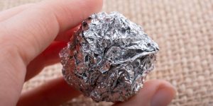 El truco del papel de aluminio para limpiar las rejillas del horno (y por qué puede rayarlas)