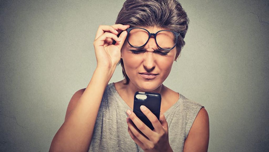 Ajusta el brillo de la pantalla y aleja la vista de la misma