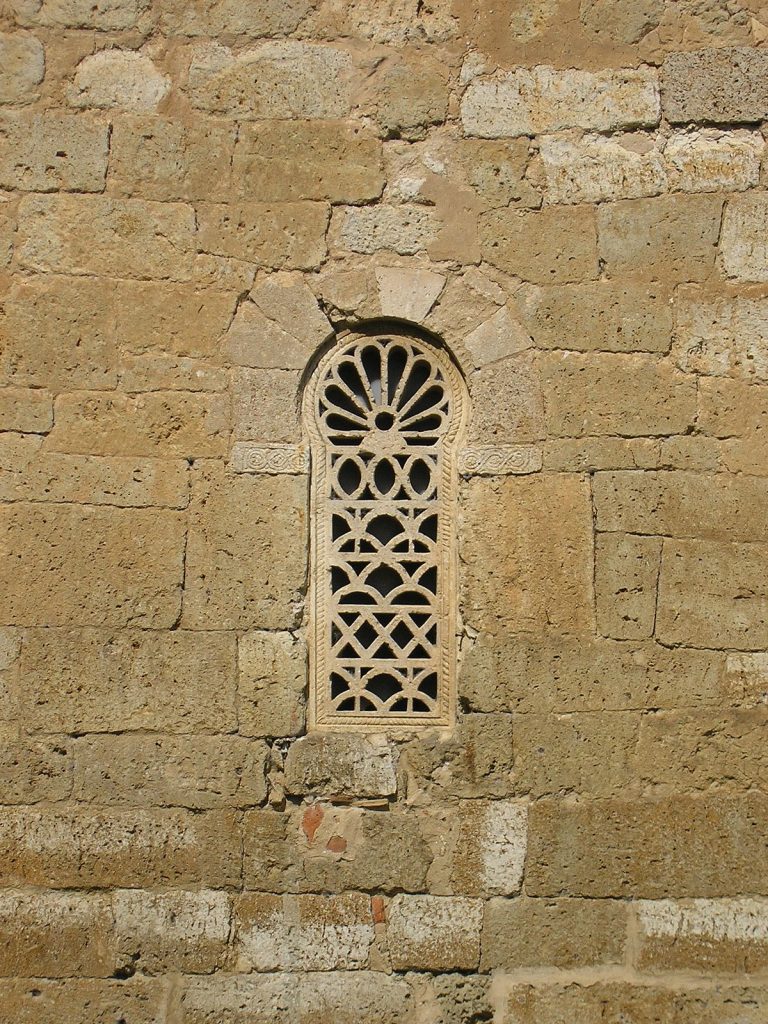 ¿Cómo está decorada la Basílica de San Juan de Baños?