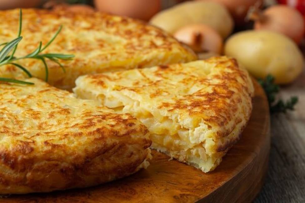 El truco para hacer una tortilla de patatas rellena de queso y que no se desmonte