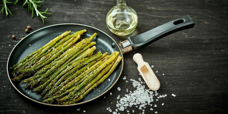 Espárragos salteados: el truco para que no se te quemen demasiado