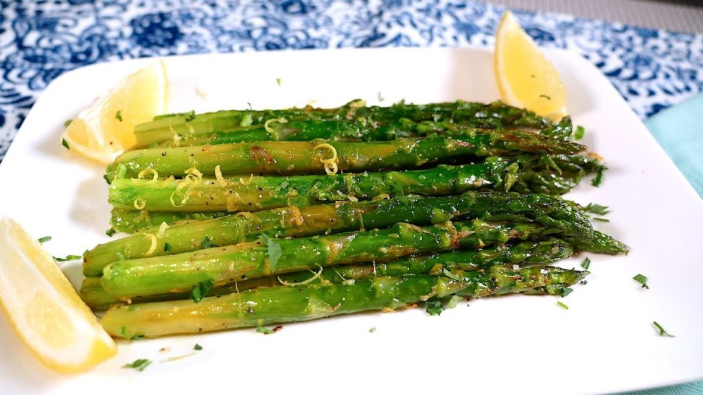 Espárragos salteados: el truco para que no se te quemen demasiado