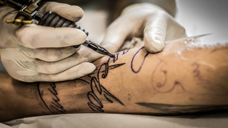 Esto es lo que le pasa a tu cuerpo cuando te haces un tatuaje
