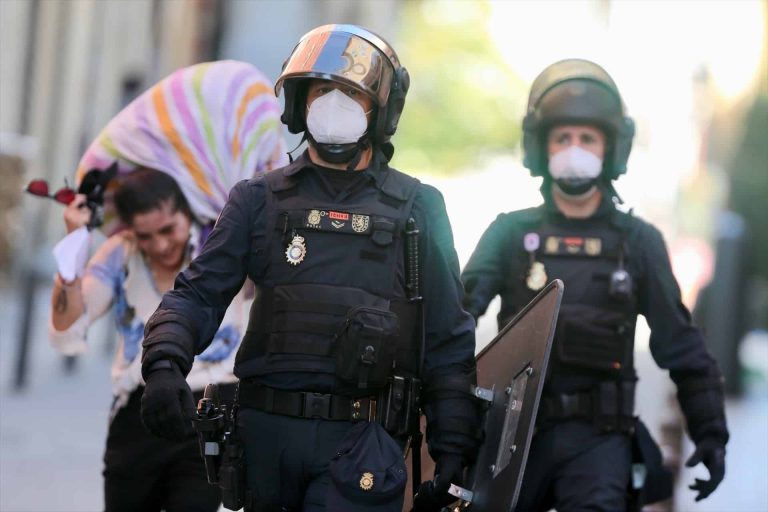 La fiebre por los pisos con okupas: «El descuento suple el gasto de echarles»