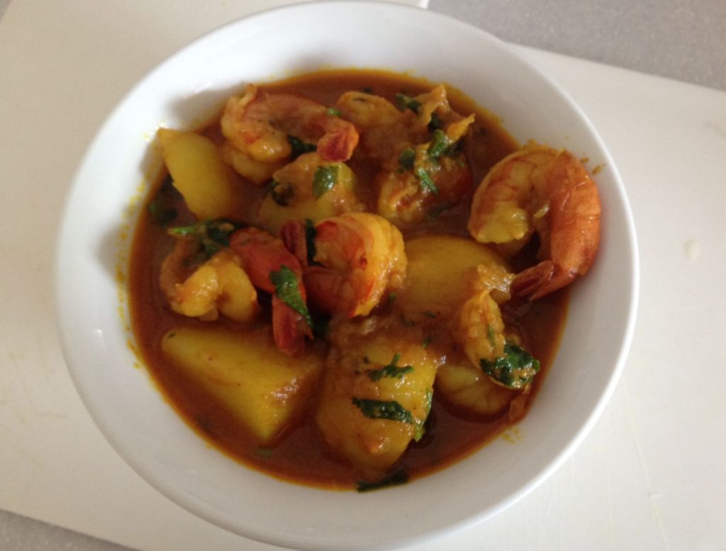 Patatas con langostinos: la receta marinera para entrar en calor 