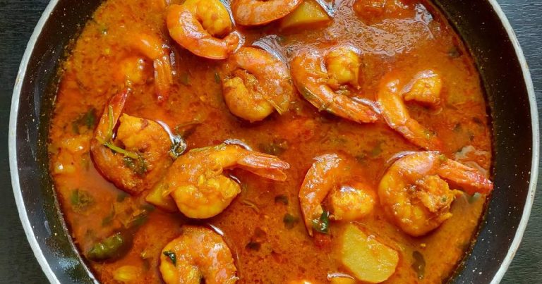 Patatas con langostinos: la receta marinera para entrar en calor