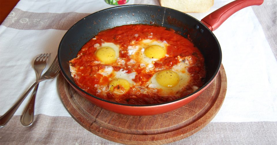 Huevos al purgatorio: así te puedes comer un chute de proteínas y tener un plato delicioso