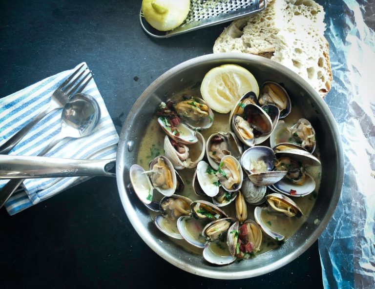Karlos Arguiñano borda las almejas a la marinera con este ingrediente