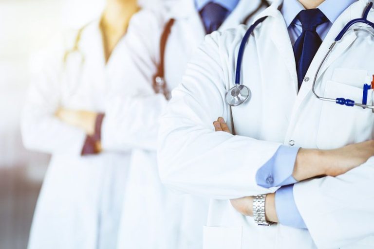 La pérdida de médicos especialistas en España pone en riesgo el Sistema de la Sanidad Pública
