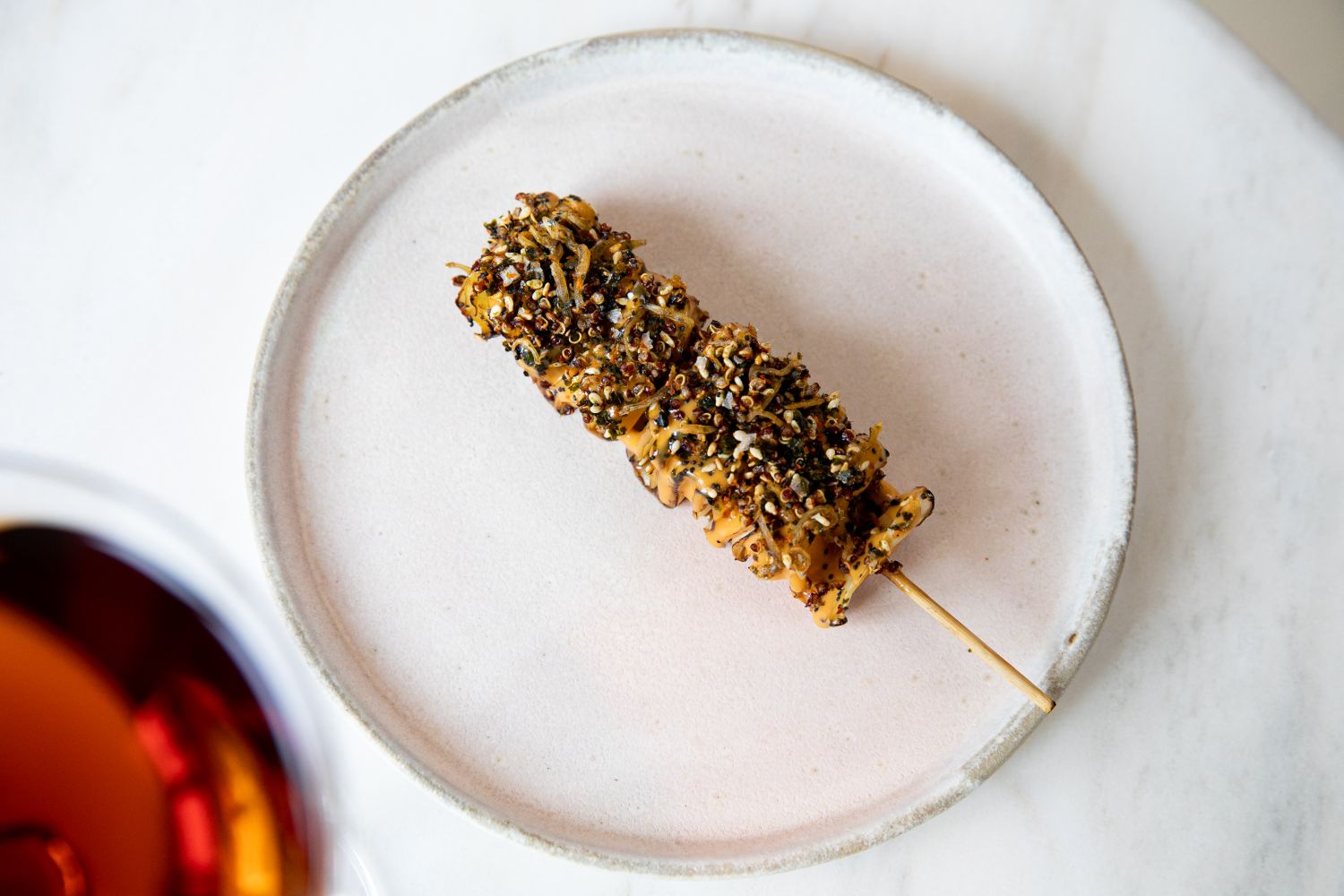 Llama Inn. Anticucho de col chancaca saikyo miso y quinoa furikake