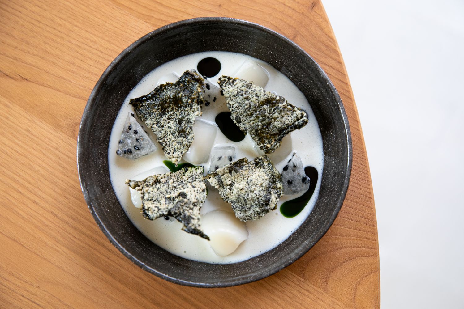 Llama Inn. Ceviche de vieira yuzu kosho pitahaya y nori.