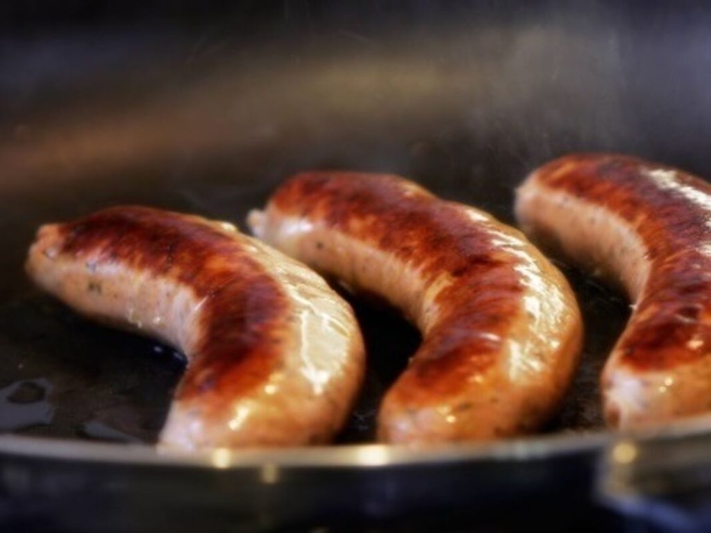 Longanizas con salsa de tomate y pimiento: la receta baratísima que harás en pocos minutos 96 Longanizas con salsa de tomate y pimiento: la receta baratísima que harás en pocos minutos