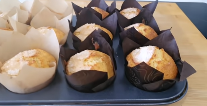 Magdalenas de yogur: la receta paso a paso para conseguir que suban y estén deliciosas