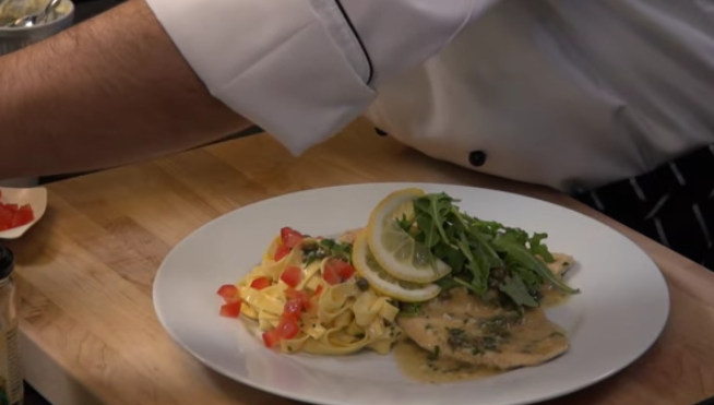 Pollo “piccata”: la comida de un solo plato que te va a sorprender