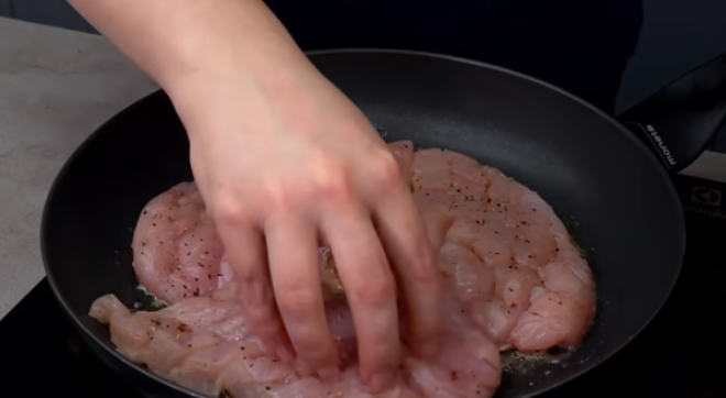 La receta de pechuga de pollo que nunca te sabrá seca