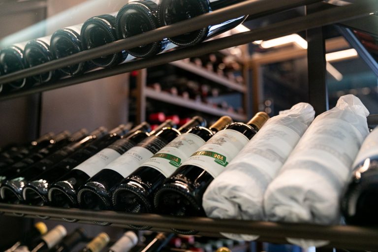 Saúl Sanz apuesta por el vino con su nueva cava y una carta renovada en Treze