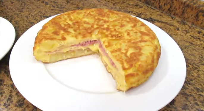 Tortilla de patatas con jamón york y queso: la mezcla para hacerla perfecta