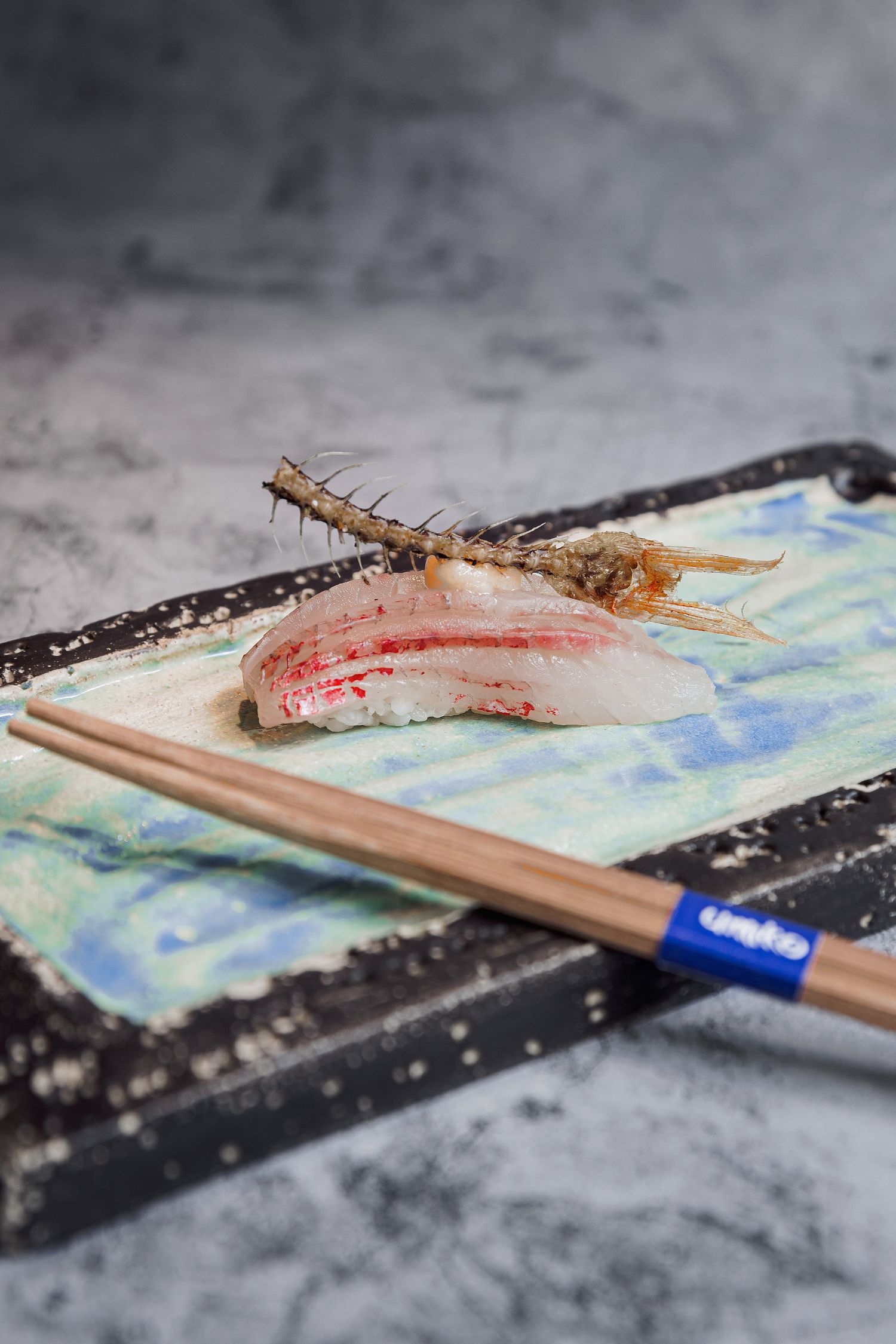 Umiko, una historia de amor por la cocina japonesa fusión 94 UMIKO. Nigiri de salmonete con su espina crujiente