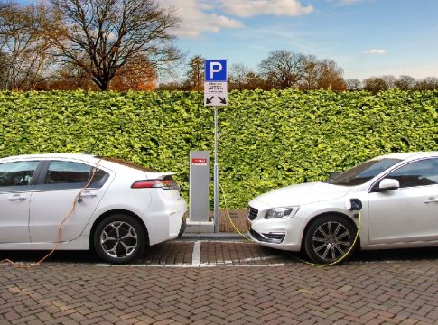 coche eléctrico cargando