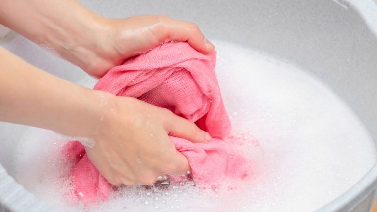Trucos para lavar a mano tu ropa y que quede más limpia que con la lavadora
