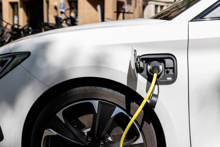 Seguros para el punto de recarga de un vehículo eléctrico de la mano de inXur