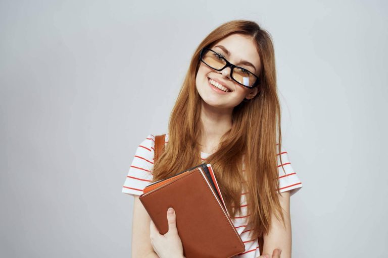 Acceder a ayudas y becas para estudiar un Ciclo de Grado Medio o Grado Superior es posible de la mano de EEP iGroup