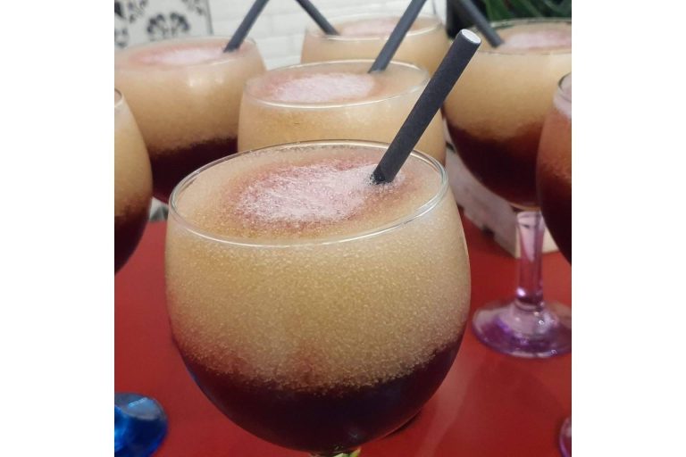 Disfrutar de una sangría de cava artesanal en La Taberna Casera