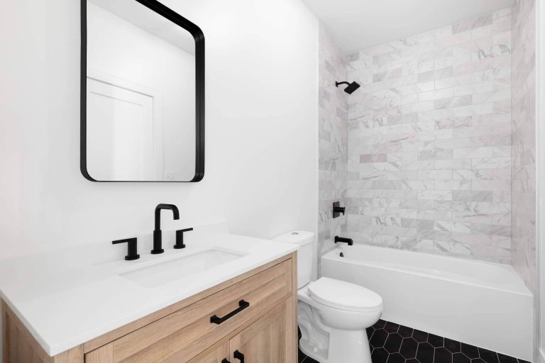 Reformar un baño con un equipo profesional como Ajax Reformas