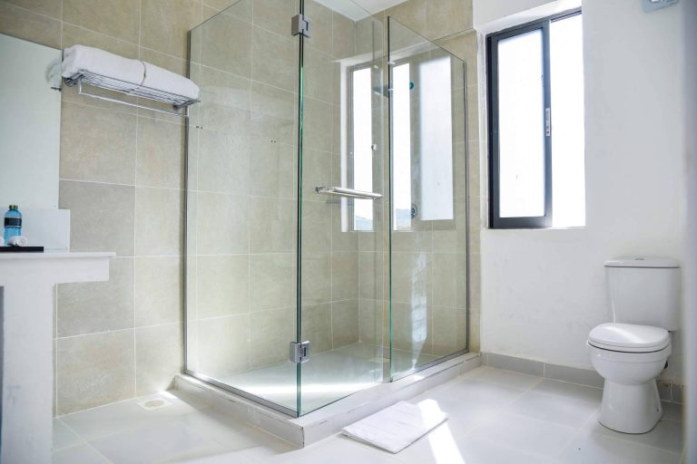 Instalar un plato de ducha en lugar de una bañera aporta beneficios significativos